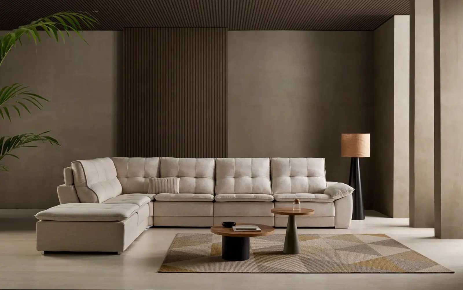 Sofá chaise longue claro en un salón de tonos naturales con detalles de madera